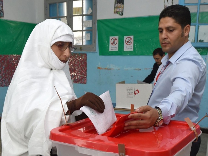 ‪سيدة تونسية تدلي بصوتها في أول انتخابات رئاسية مباشرة بعد الثورة‬ (غيتي/الفرنسية)