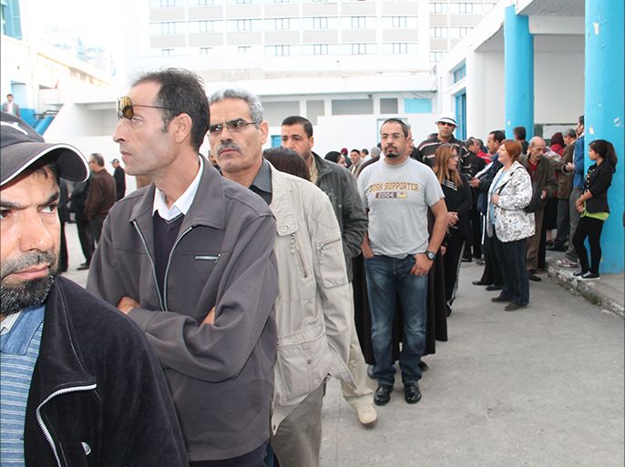 تونسيون يستعدون للدخول لمركز التصويت بالعاصمة تونس