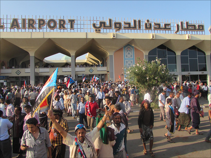 ‪المئات استقبلوا الجفري في المطار واصطحبوه مباشرة لساحة اعتصام الجنوبيين‬ (الجزيرة)