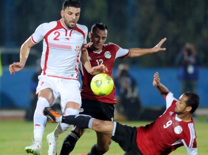 Tunisia's defender Siame Ben Youssef (L) vies with Egyptian forward Walid Sliman (9) and Khaled Kmar (12) during the 2015 Africa Cup of Nations qualifying football match between Tunisia and Egypt on November, 19 2014 at the Ben Jannat Stadium in Monastir. AFP PHOTO / SALAH HABIBI