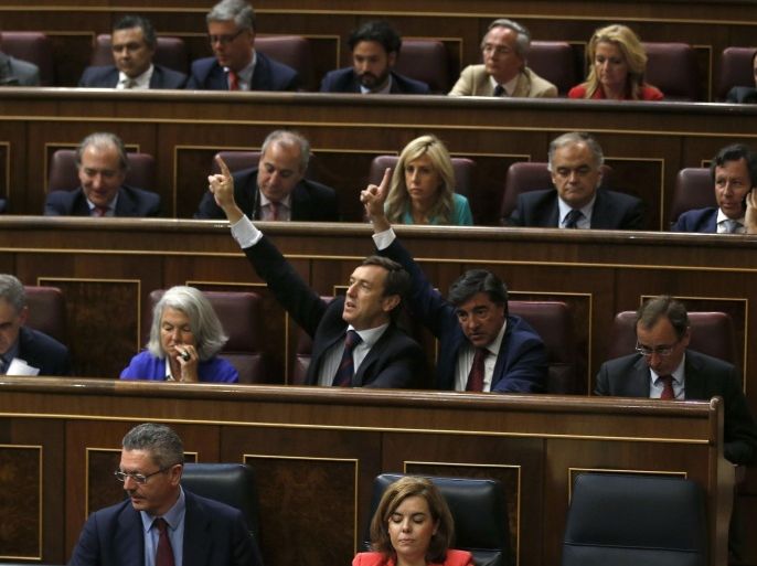 Spanish congressmen vote on a bill that will give King Juan Carlos and Queen Sofia immunity from prosecution at Spanish parliament in Madrid June 26, 2014. REUTERS/Andrea Comas (SPAIN - Tags: POLITICS ROYALS)