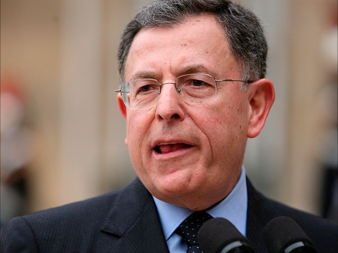 epa01262733 Lebanese Prime Minister Fouad Siniora talks to the medias after the signature of the treaty to help Lebanon. The treaty has been decided during the conference called 'Paris III' in order to help Lebanese economy in Paris,