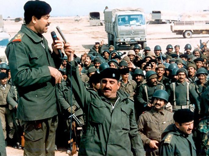 صورة تجمع القوات المسلحة العراقية وصدام حسين - الموسوعة