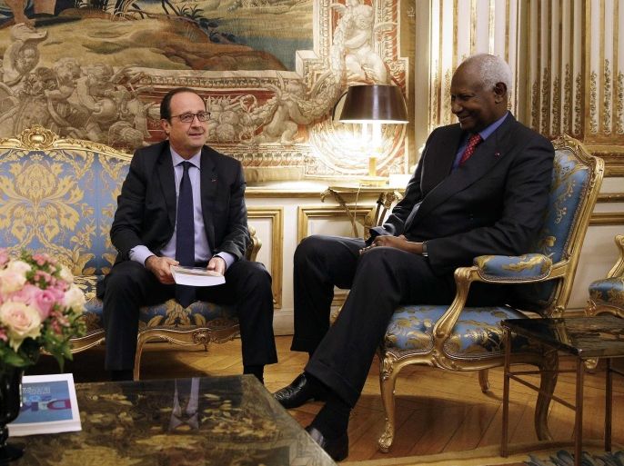 French President Francois Hollande (L) meets with Secretary General of the International Organisation of La Francophonie (IOF) Abdou Diouf during a meeting at the Elysee Palace in Paris, November 20, 2014. REUTERS/Yoan Valat/Pool (FRANCE - Tags: POLITICS)