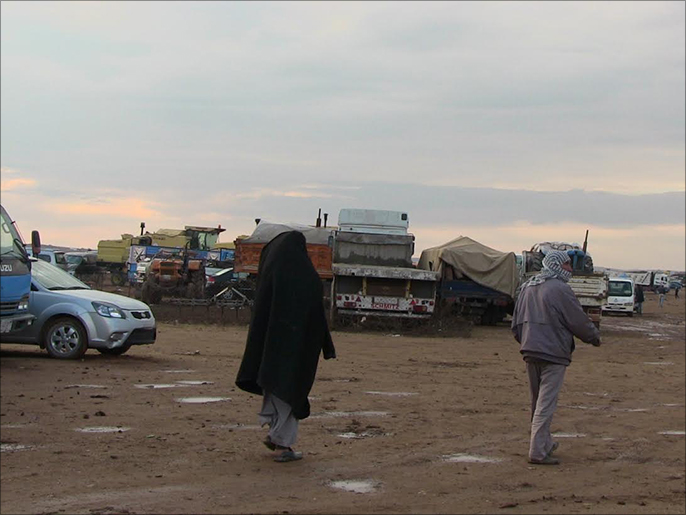 اللاجئون يحمون المئات من سياراتهم المركونة على الحدود مع تركيا (الجزيرة)