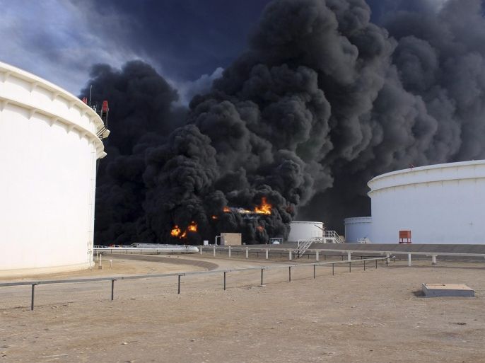 Smoke rises from an oil tank fire in Es Sider port December 26, 2014. A fire at an oil storage tank at Libya's Es Sider port has spread to two more tanks after a rocket hit the country's biggest terminal during clashes between forces allied to competing governments, officials said on Friday. Picture taken December 26, 2014. REUTERS/Stringer (LIBYA - Tags: CIVIL UNREST ENERGY)