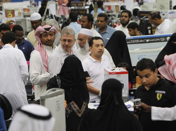 People shop during the "Extra Mega Sale" in Riyadh October 14, 2012. Increased government spending is filling Saudi wallets through an expanding public payroll, unemployment benefits and the stimulus effect of new infrastructure projects. Such booms have occurred in the past, in an economy which is sensitive to the ups and downs of the state-run oil industry. But this time, the strength of private consumption suggests it may have gained critical momentum, so it may stay high even when government spending eventually slows. Picture taken October 14, 2012. To match Mideast Money SAUDI-CONSUMER/BOOM REUTERS/Fahad Shadeed (SAUDI ARABIA - Tags: BUSINESS)