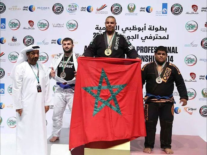 لحظة تتويج البطل المغربي حومين ببطولة العالم بأبو ظبي الاماراتية