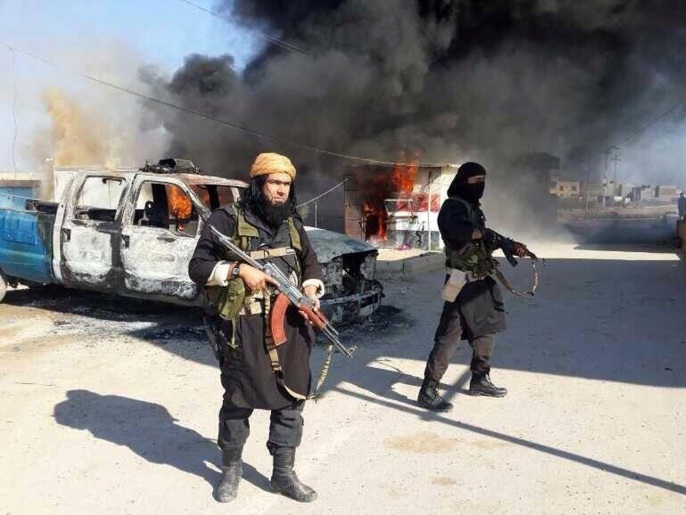 ‪مقاتلان من تنظيم الدولة في أحد مناطق محافظة الأنبار غربي العراق‬ (رويترز)