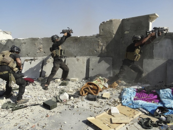عناصر من القوات الخاصة العراقيةفي اشتباك مع تنظيم الدولة بالرمادي (رويترز)