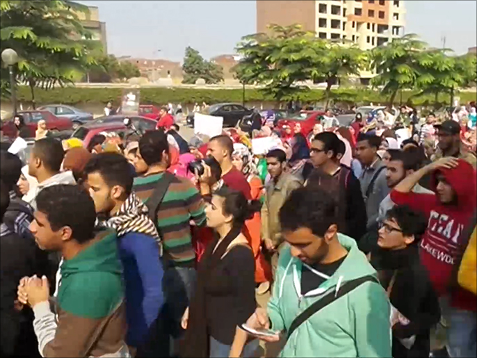 ‪احتجاجات طلابية على تبرئة مبارك‬ (الجزيرة)