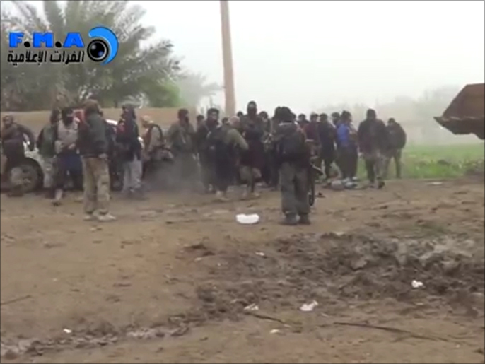 محيط مطار دير الزور العسكري يشهد مواجهات ضارية بين قوات النظام وتنظيم الدولة(ناشطون)