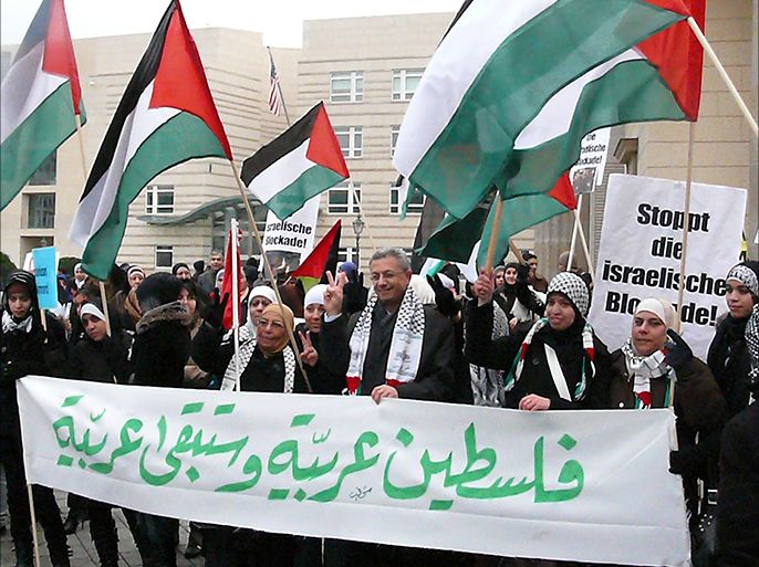 فعالية فلسطينية للتضامن مع قطاع غزة أمام بوابة براندنبورغ الألمانية. الجزيرة نت