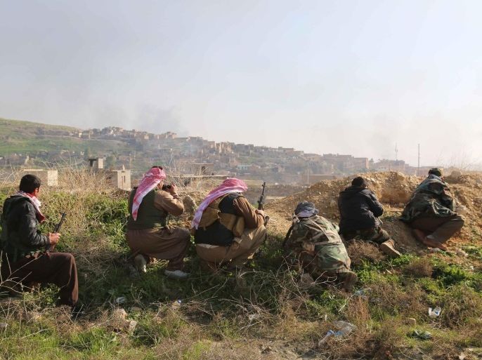MOSUL, IRAQ - DECEMBER 22: Armed Yezidis along with Peshmerga forces take position to attack Islamic State of Iraq and Levant (ISIL) fighters in Sinjar district of Mosul, Iraq on December 22, 2014. Peshmerga forces stage attacks against ISIL to liberate ISIL occupied Sinjar.