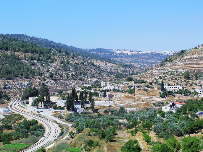 ‪خط سكة حديد الحجاز الذي سيطر عليه الاحتلال في الضفة في بلدة بتير‬ (الجزيرة)