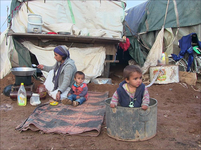 برد وفقر مدقع يواجه اللاجئين السوريين العالقين على الحدود (الجزيرة)