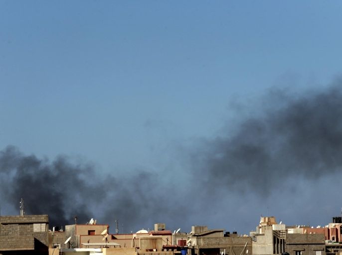 Black smoke billows in the sky above areas where clashes are taking place between pro-government forces, who are backed by the locals, and the Shura Council of Libyan Revolutionaries, an alliance of former anti-Gaddafi rebels, who have joined forces with the Islamist group Ansar al-Sharia, in Benghazi December 5, 2014. REUTERS/Esam Omran Al-Fetori (LIBYA - Tags: CIVIL UNREST POLITICS)