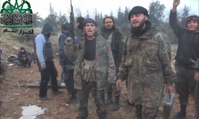 النصرة وأحرار الشام يسيطران على حاجز المداجن بريف إدلب