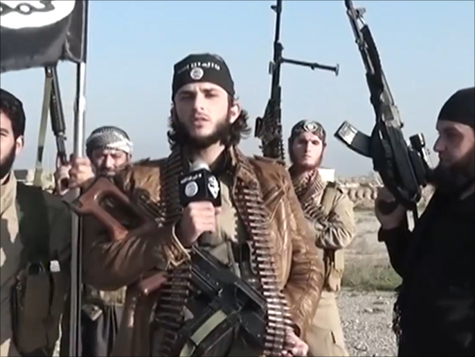 ‪عناصر من تنظيم الدولة الإسلامية الذي يقاتل‬ (الجزيرة)