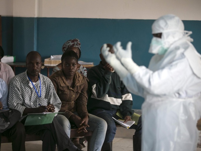 مسؤول صحي يسدي نصائح للتعامل مع المصابين بالفيروس في سيراليون (أسوشيتد برس)