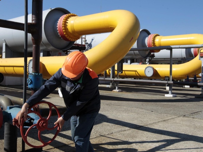 ‪عامل يضبط صمام أنبوب في منشأة لتخزين الغاز الطبيعي بأوكرانيا‬ (أسوشيتد برس)