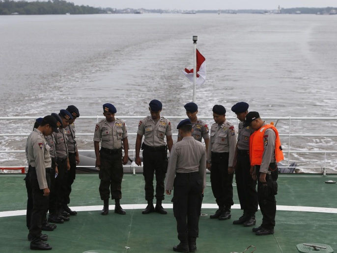 ‪فريق إنقاذ إندونيسي خلال البحث عن حطام الطائرة المنكوبة في بحر جاوة‬  (رويترز)
