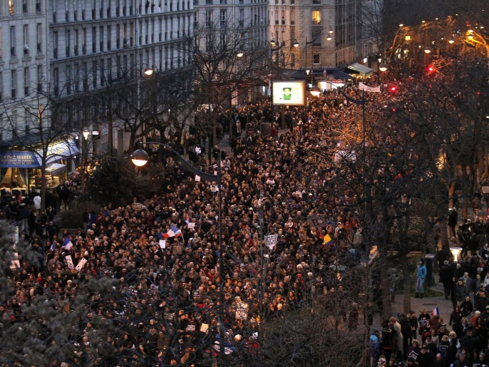 ‪مئات الآلاف شاركوا بمظاهرات باريس رفعوا شعارات منددة بـ