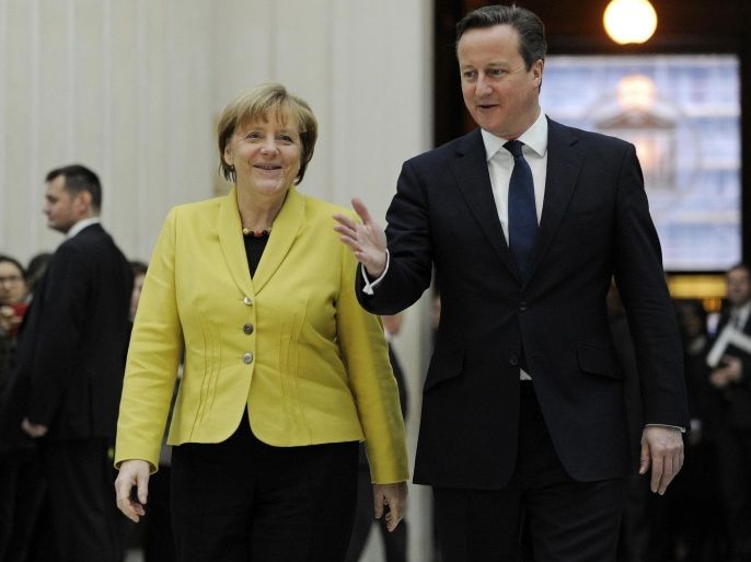 Britain's Prime Minister David Cameron (R) accompanies German Chancellor Angela Merkel as they visit the British Museum in London January 7, 2015. REUTERS/Facundo Arrizabalaga/pool (BRITAIN - Tags: POLITICS SOCIETY)
