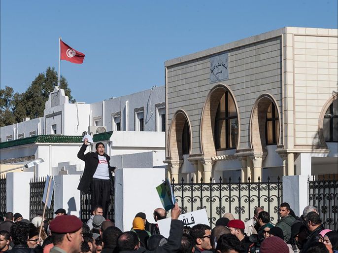 محكمة عسكرية بتونس تؤجل قضية مدون متهم بـ"الإساءة" للمؤسسة العسكرية إلى 20 يناير