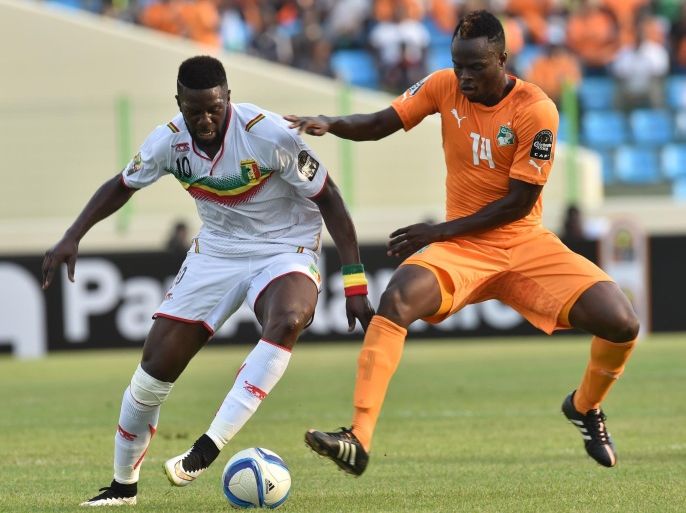 Mali's national football team forward Bakary Sako (L) vie with Ivory Coast's Tiemoko Ismael Diomande (R) during the 2015 African Cup of Nations group D football match between Ivory Coast and Mali in Malabo on January 24, 2015. AFP PHOTO / ISSOUF SANOGO