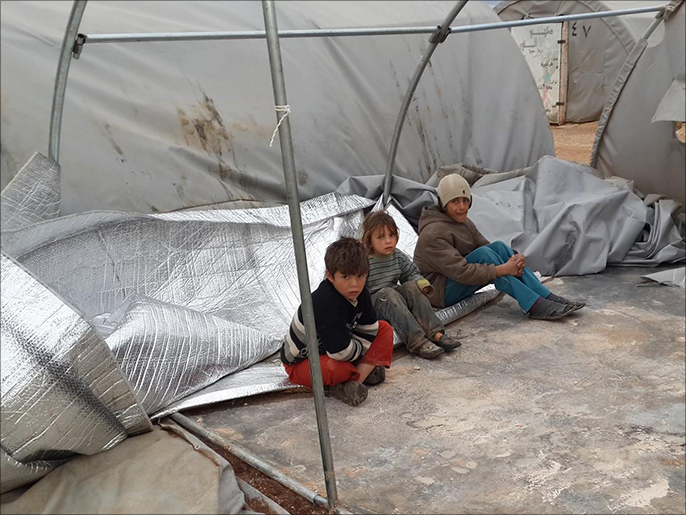 أطفال سوريون في انتظار من يساعدهم على تخفيف معاناتهم (الجزيرة)