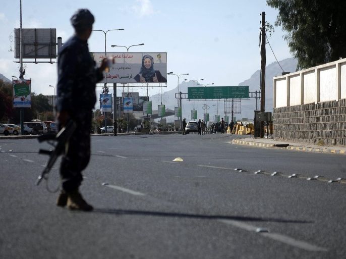 Yemeni soldiers block streets around the presidential palace as heavy clashes erupted between presidential guards and Shiite Houthi rebels in Sana'a, Yemen, 19 January 2015. Reports state Shiite Houthi rebels and Yemen's presidential guards clashed near the presidential palace of President Abdo Rabbo Mansour Hadi, few days after Houthi gunmen seized the president's chief of staff.