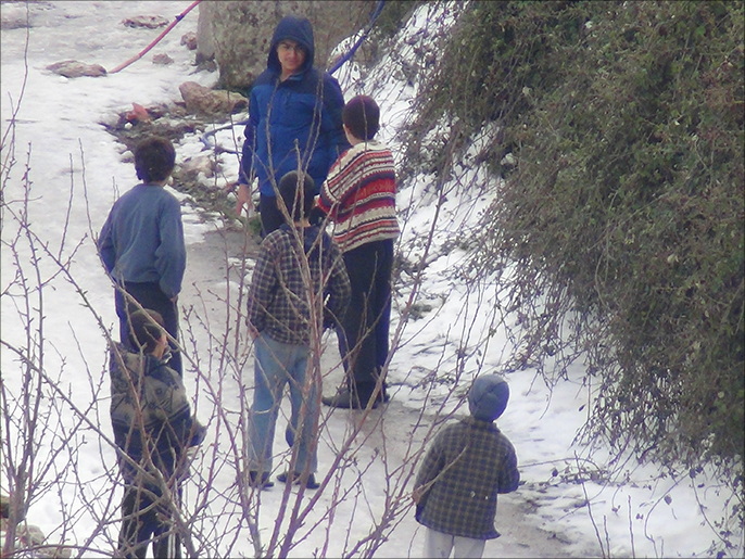 ‪الأطفال بريف اللاذقية وجدوا بالثلج فرصة للعب رغم البرد القارس‬ (الجزيرة نت)