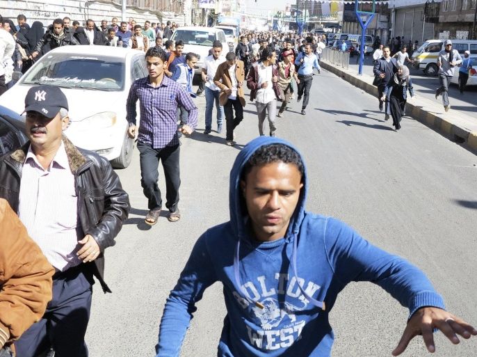 Anti-Houthi protesters flee, as supporters of the Houthi movement chase after them, during a demonstration in Sanaa January 26, 2015. Talks aimed at ending Yemen's political crisis faltered on Sunday when three of the country's main political parties quit negotiations with the Iranian-backed Shi'ite Houthi group, raising the prospect of growing chaos. The parties, which are seen as close to President Abd-Rabbu Mansour Hadi, said they walked out of the talks after the Houthis reneged on previous promises. REUTERS/Khaled Abdullah (YEMEN - Tags: CIVIL UNREST POLITICS)