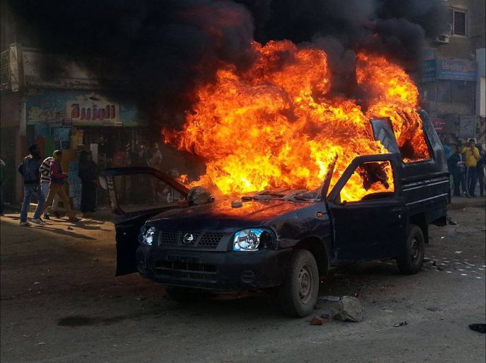 مدرعة شرطة أحرقها متظاهرون رافضون للانقلاب بعد اشتباكات مع قوات الأمن