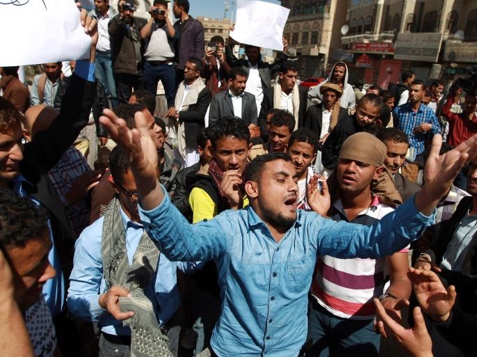 Yemeni protesters shout slogans during a rally against against the control of capital the by Shiite Huthi rebels on January 23, 2015 in the capital Sanaa. Yemen faced a dangerous power vacuum after its president announced his resignation over a deadly standoff with Huthi militias controlling the capital and lawmakers called an emergency weekend session. AFP PHOTO / MOHAMMED HUWAIS