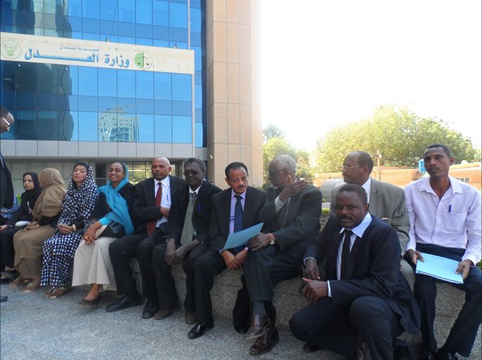 المحامون أمام مقر وزارة العدل السودانية