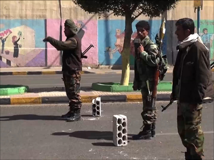 ‪المسلحون الحوثيون سيطروا على معظم الشوارع في العاصمة صنعاء‬ (الجزيرة)