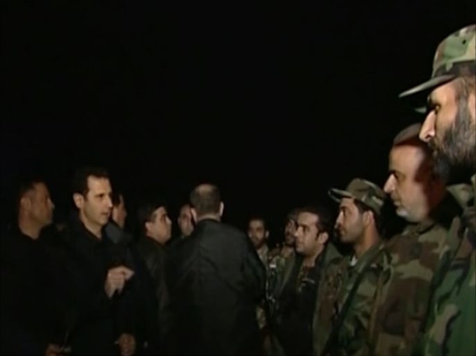 الرئيس الأسد يزور حـي جوبـر في دمشق ويلتقي بعدد من أفراد الجيـش السوري