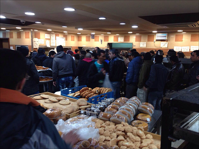‪الأردنيون سارعوا إلى شراء المؤن الغذائية وتخزينها لمواجهة قساوة العاصفة‬ (الجزيرة)