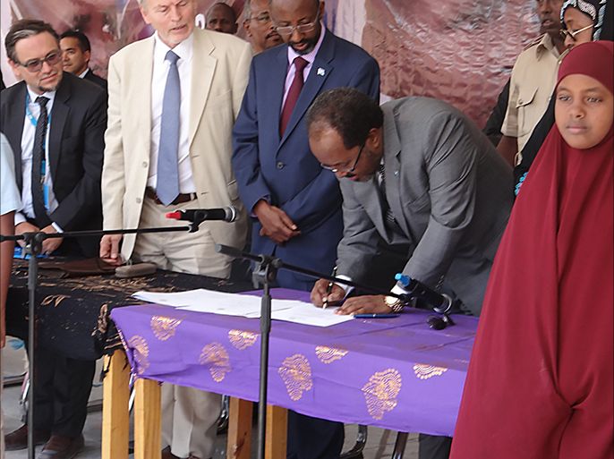 الرئيس الصومالي حسن الشيخ محمود لحظة توقيعه على الاتفاقية الدولية لحقوق الطفل ،مقديشو 20 يماير 2015 (الجزيرة نت).