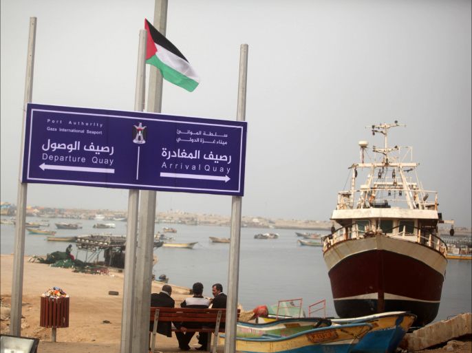 1 - لافتة وضعت في ميناء غزة تشير الى رصيف الوصول ورصيف المغادة