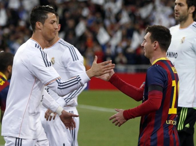 Real Madrid's Cristiano Ronaldo (L) shakes hands with Barcelona's Lionel Messi before La Liga's second 'classic' soccer match of the season at Santiago Bernabeu stadium in Madrid March 23, 2014. REUTERS/Stringer (SPAIN - Tags: SPORT SOCCER)