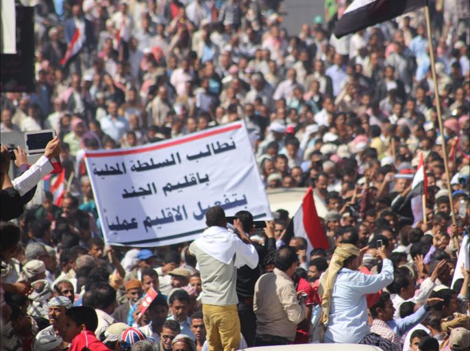 مظاهرة مناهضة للحوثيين في تعز، تطالب بتفعيل إقليم الجند ورفض قرارات صنعاء (الجزيرة نت)