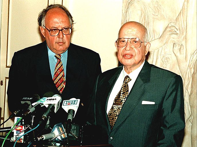 ATH01-19970826-ATHENS, GREECE Greek Foreign Minister Theodoros Pagalos (L) and Abdel Meguid (R), General Secretary of the Arab League, answer to journalists' questions during a joint press briefing following their talks in Athens, 25 August 1997. Mr. Abdel Meguid on Monday arrived in Greece for an official three-days visit.