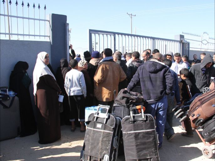 مسافرون يطالبون من المرور الى الجانب المصري من المعبر، صور أمس 20-1-2015