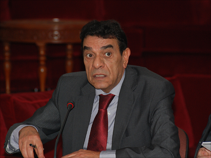 الوزير محمد لوفا يعتبر الانخفاض في أسعار النفط من حسن حظ المغرب (الجزيرة)
