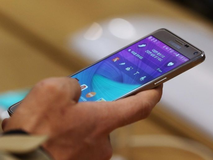 A visitor tries out a Samsung Electronics Co. Galaxy Note 4 smartphone at the company's d'light flagship store in Seoul, South Korea, on Tuesday, Jan. 27, 2015. Samsung, the world's largest producer of smartphones using Google Inc.'s Android, is scheduled to release fourth-quarter earnings results on Jan. 29.