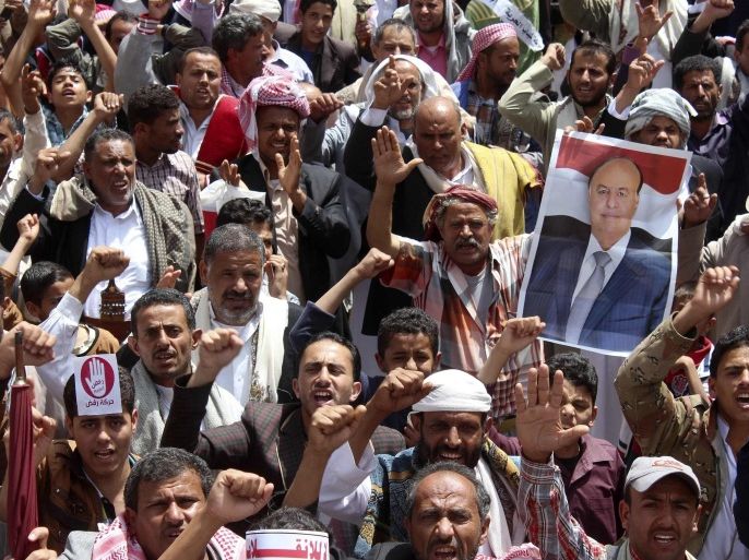 Protesters shout slogans during a demonstration to show support for Yemen's President Abd-Rabbu Mansour Hadi in the central city of Ibb February 27, 2015. Hadi fled to Aden last week after the newly dominant Shi'ite Houthi faction forced him to step down and held him under house arrest in Sanaa for a month. REUTERS/Mohammed al-Moailme (YEMEN - Tags: CIVIL UNREST POLITICS)