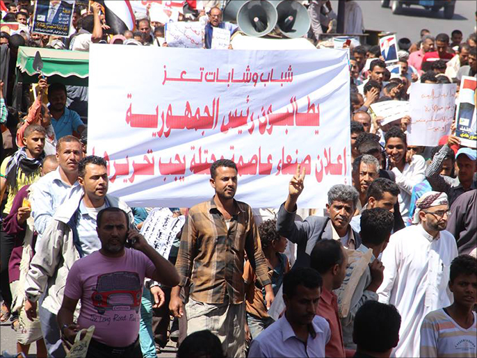 ‪‬ مسيرة بتعز تدعم هادي وتطالبه بإعلان صنعاء عاصمة محتلة(الجزيرة)